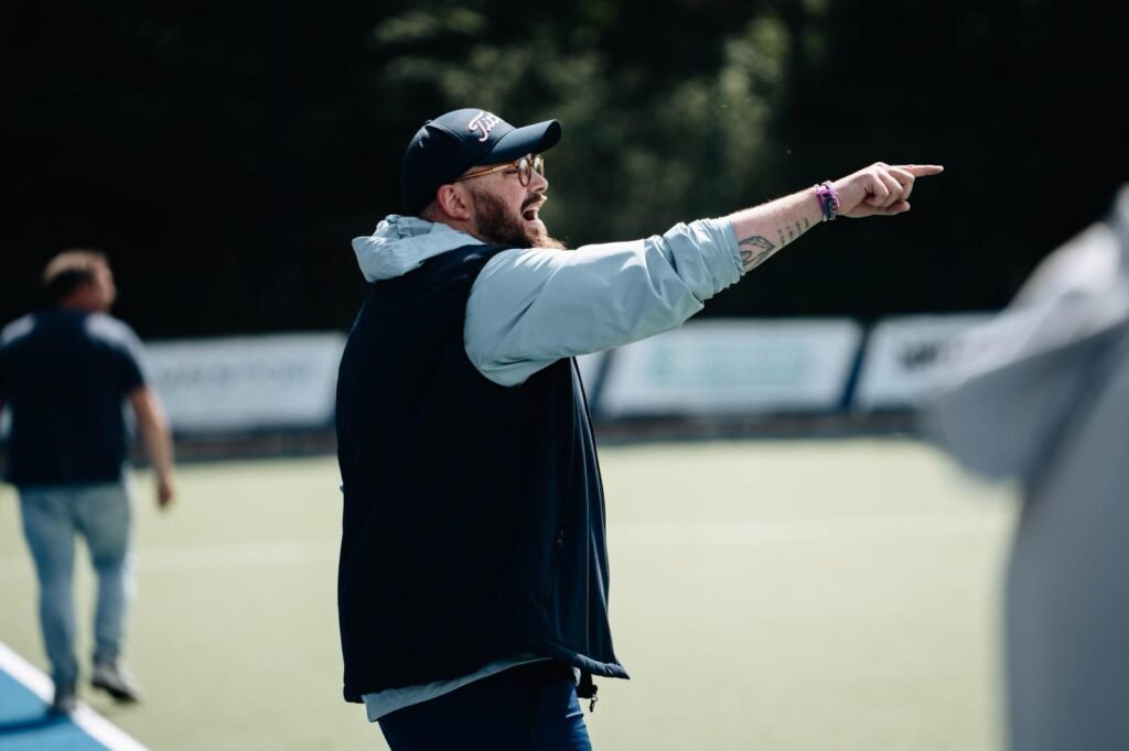 Romain Gryndzinski, entraîneur de l'équipe féminine de hockey sur gazon du Polo HC, en plein coaching.